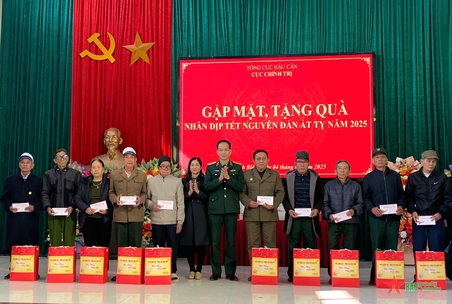 Cục Chính trị, Tổng cục Hậu cần trao quà tặng các gia đình chính sách huyện Định Hóa, tỉnh Thái Nguyên